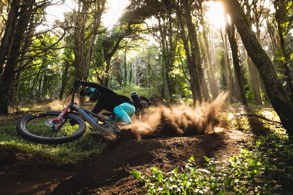 Педали Crank Brothers Mallet DH 11 — двухсторонние, безконтактные, с платформой, алюминий, 9/16", черные/золотые