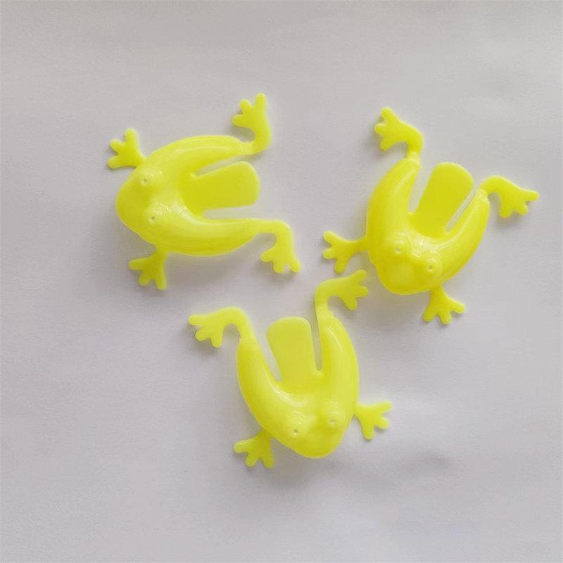 90s Nostalgia: Small Bouncing Plastic Frog Toy - Classic Retro Jumping Frog for Children
