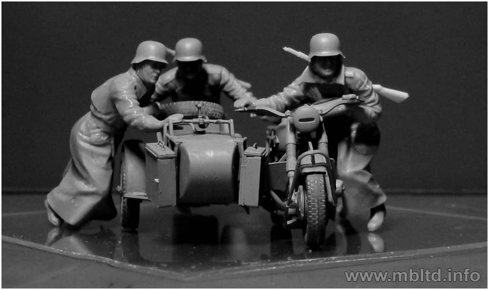 Мастер Бокс Масштаб 1/35 Немецкий мотоциклист (4 фигуры), Стиль пальто, Сцена побега по бездорожью, Пластиковый набор для сборки времен Второй мировой войны, MB35178