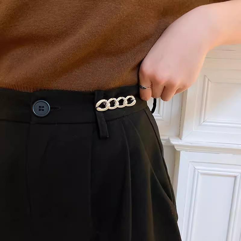 Женская блестящая брошь-цепочка: Эластичный аксессуар, подчеркивающий талию, и булавка от нескромности