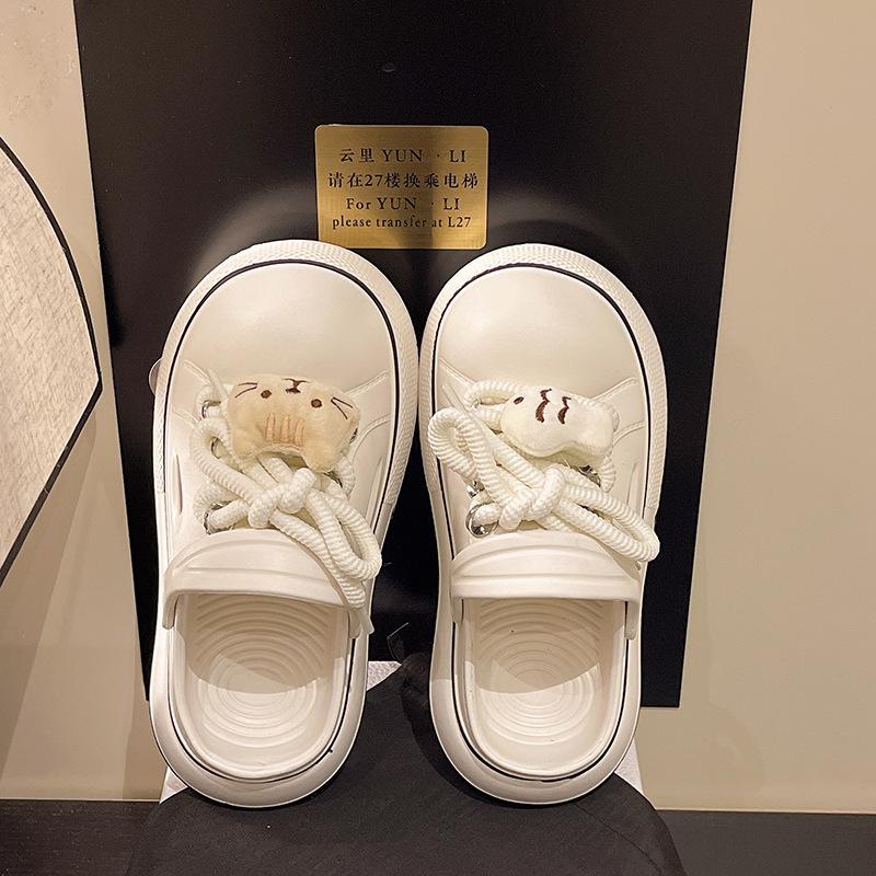Милые уродливые милые туфли с дырками с большой головой женские носят 2025 весна и лето новые ремешки мультяшные универсальные колледж стиль две шлепанцы