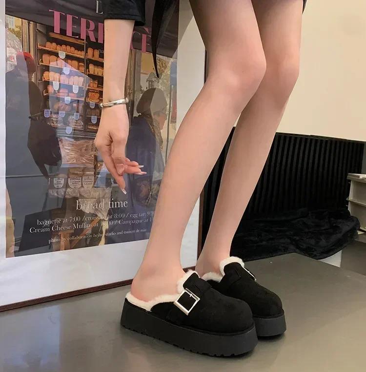 Новые меховые зимние тапочки женские кожаные мулы на платформе тапочки длинные плюшевые теплые мягкие домашние шлепанцы с пряжкой на ремне обувь 2024