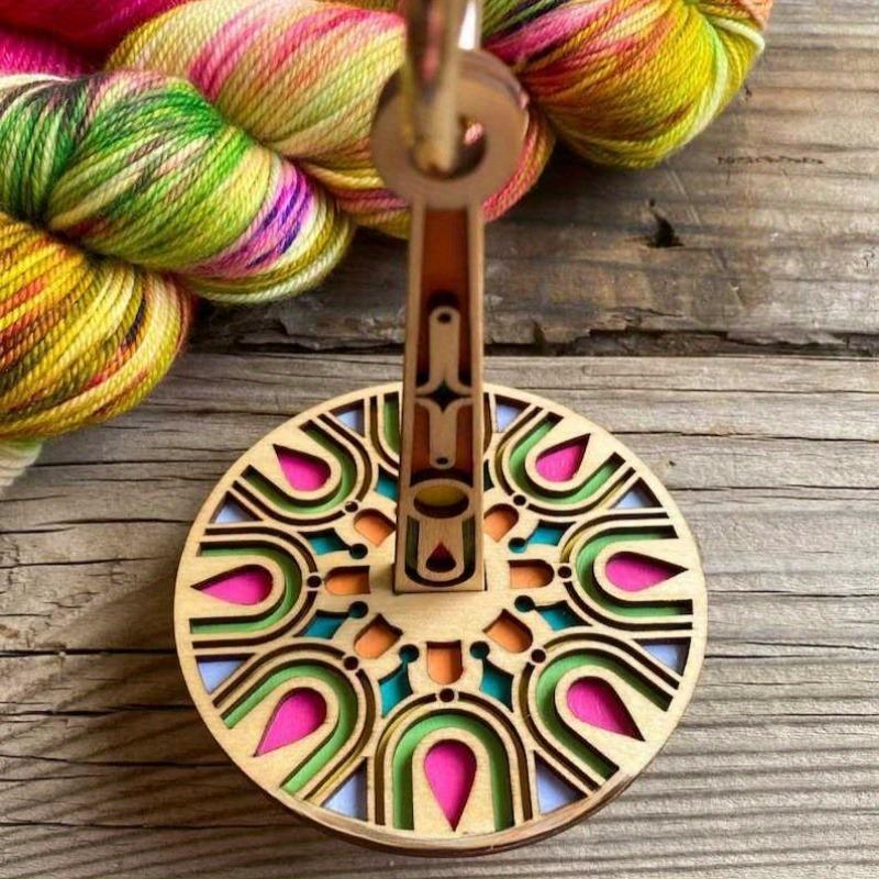 Держатель пряжи, деревянный прядильный инструмент, подставка для принадлежностей для вязания крючком, швейная катушка с ремешком на запястье, моталка для шерстяных клубков