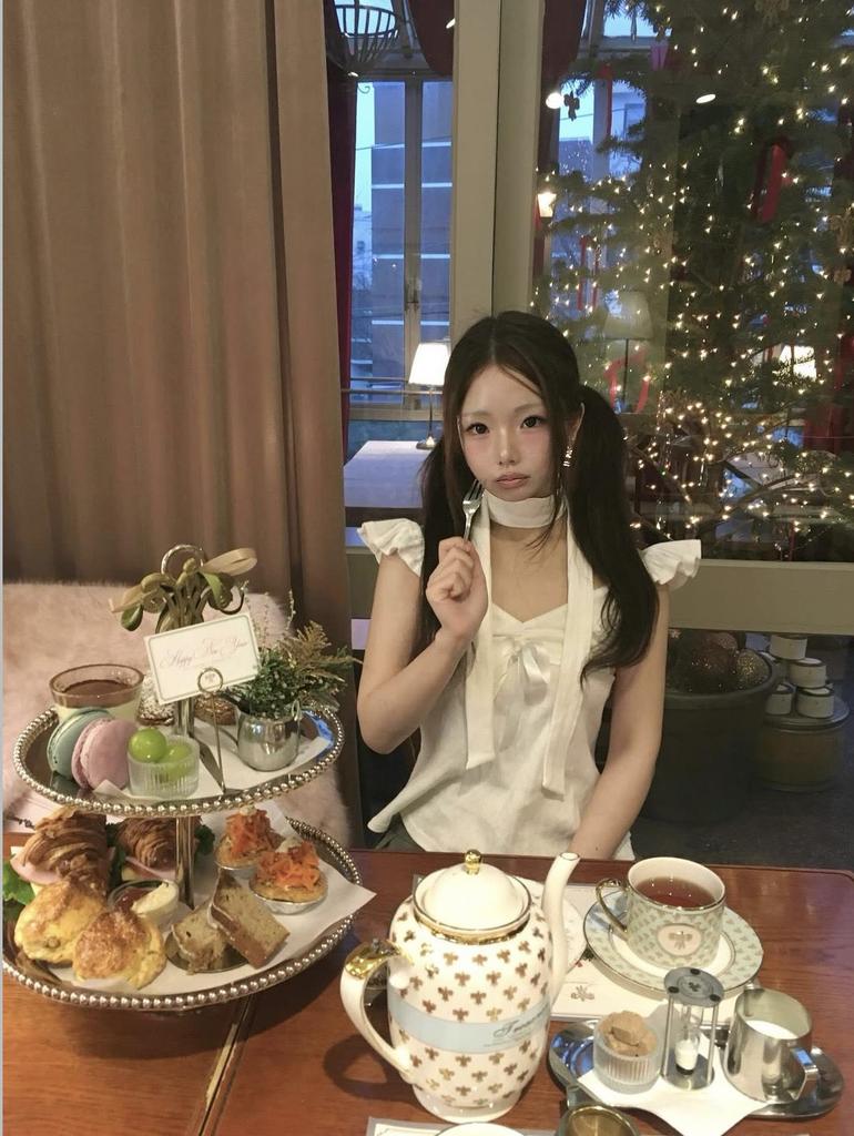 Ангельский номер 555 Сладкий и пикантный топ с V-образным вырезом, кружевной лентой, рукавами-крылышками и шарфом