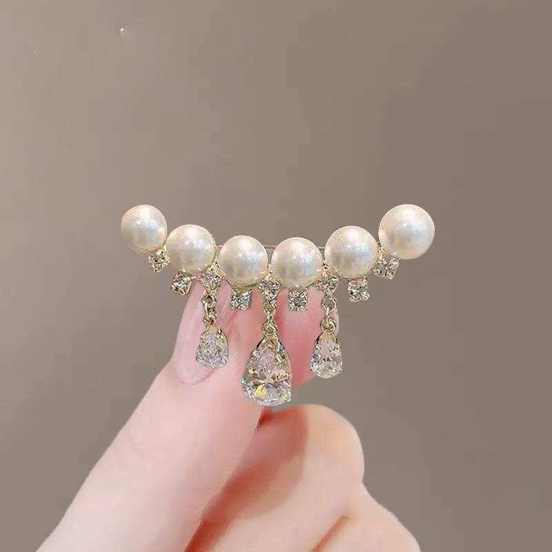 Summer Anti-Exposure Brooch: Fashionable and Luxurious Collar Pin for Women.