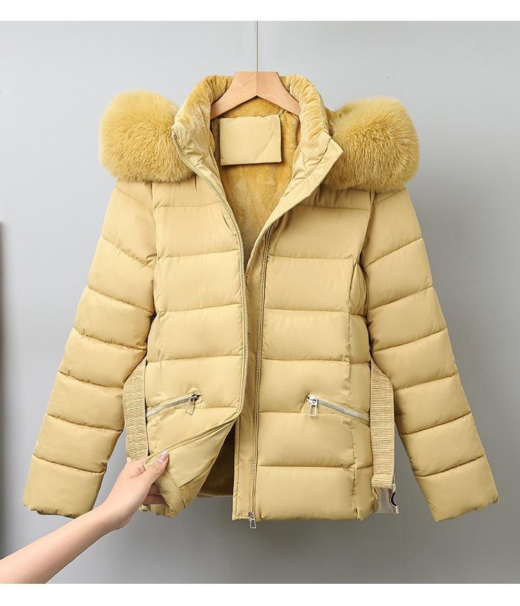 Женская короткая ветрозащитная теплая зимняя куртка с большим меховым капюшоном и поясом