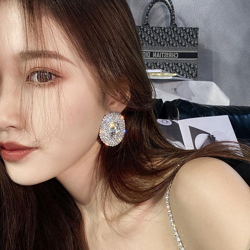Роскошные и сверкающие овальные серьги и серьги с драгоценными камнями в Европе и Америке. Модные и преувеличенные модные серьги главной улицы.