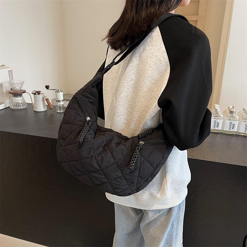 Large Capacity Cotton Clothes Bag Women's 2025 Autumn and Winter New Popular Fashion Canvas Light Commuting Shoulder Dumpling Women's Bag