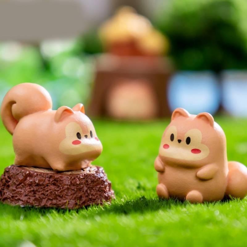 Adorable Forest Squirrel Resin Figurine For Creative Miniature Garden Decor