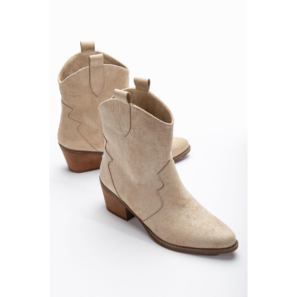 Кремовые бежевые матовые замшевые ковбойские сапоги из норки с камнем в стиле вестерн