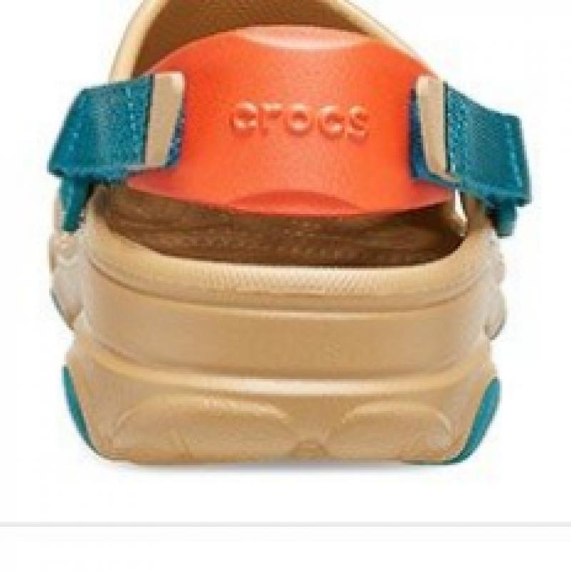 Выберите 1 из 5 классических вездеходных сабо Crocs