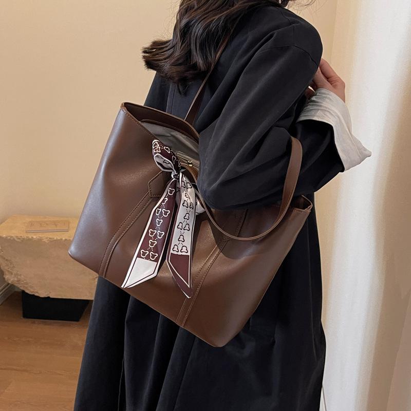 Winter bag commuter tote bag women's 2025 new texture Maillard shoulder bag large capacity popular handbag