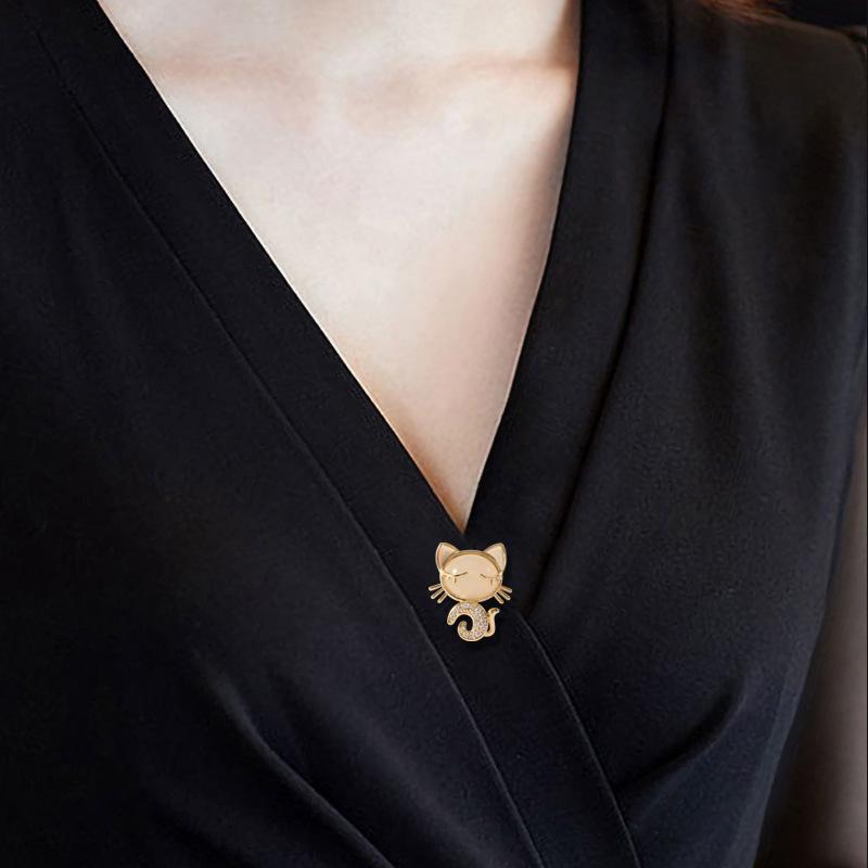 Elegant Kitten Zircon Brooch: Cat's Eye Stone Pin for Lapel Corsage and Anti-Exposure Style.