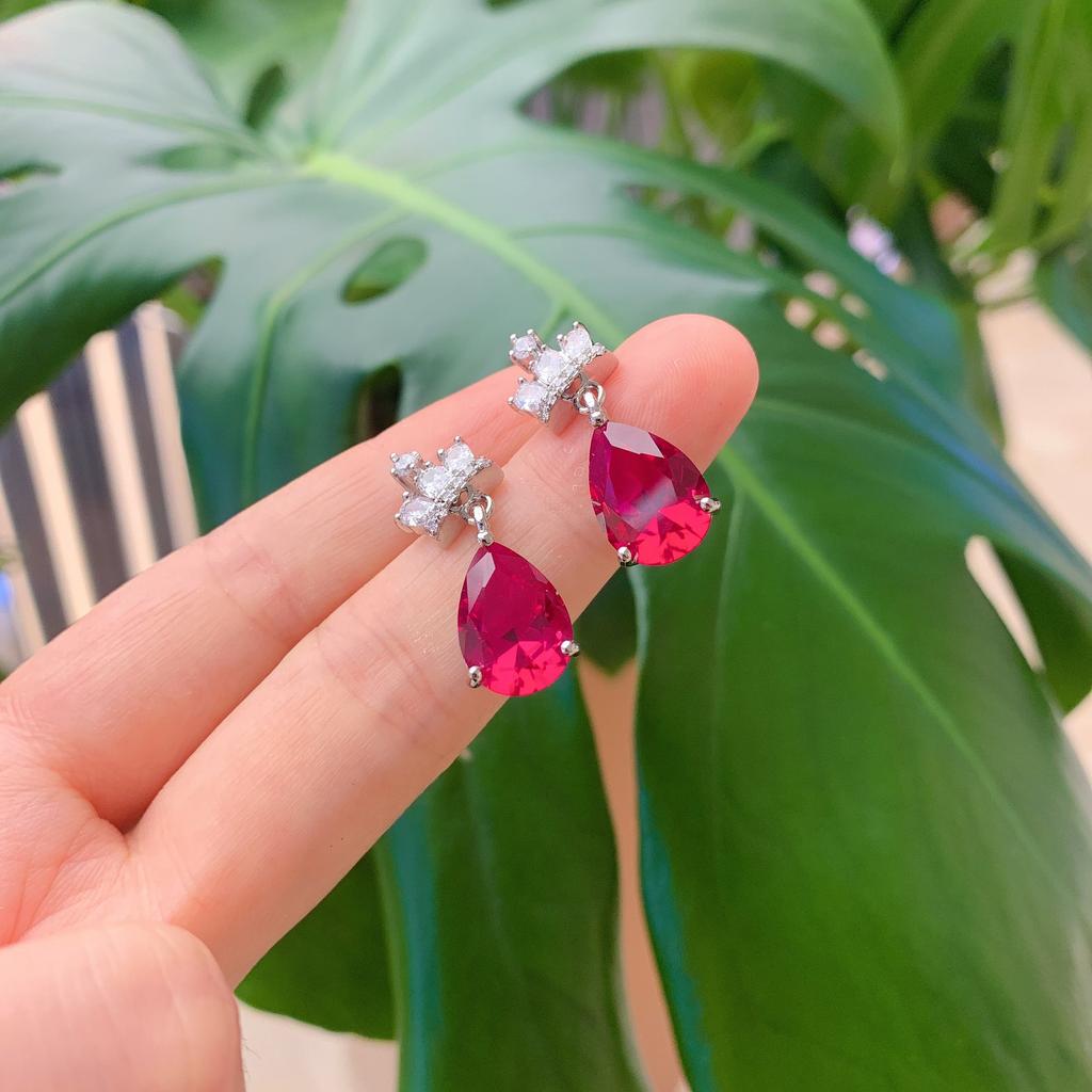 Ювелирный набор: серьги-пусеты с красным стеклом в форме короны 10*14, колье 13*18