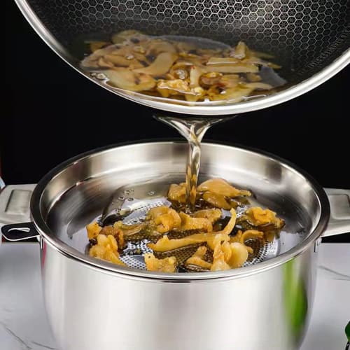 Large-capacity oil strainer, 18-8 stainless steel oil can with a large diameter and deep design, filters residue, and is a cooking utensil.