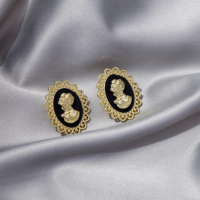 Серьги-пусеты из серебра 925 пробы в стиле ретро с рельефным узором: Трендовый европейский и американский стиль с кружевным дизайном для образа французской светской львицы