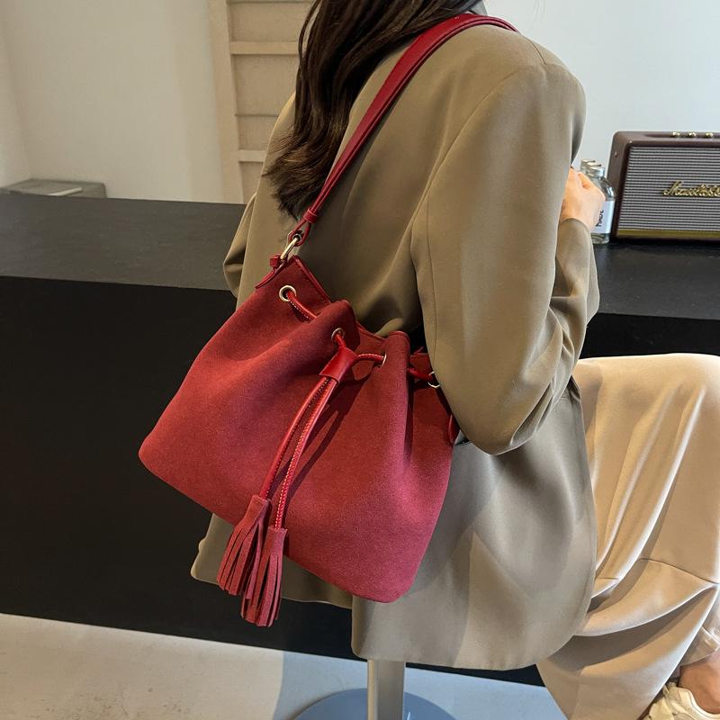 Женская матовая сумка с ретро-текстурой 2024 года, новая модная повседневная иностранная универсальная модная портативная маленькая сумка-ведро