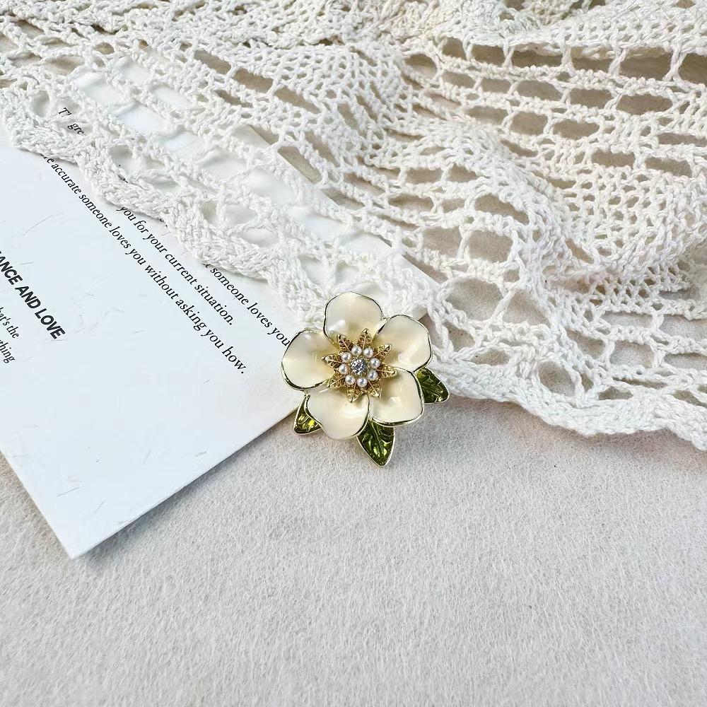 Элегантные белые броши в виде цветка камелии для женщин, маленькие значки на лацкан, одежда из растений, корсаж, свадебные украшения, аксессуары