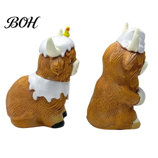 Decorative Figurine for Bathroom Highland Cow Resin Figurine, Cute Bath Cap Statue, Small Animal Shelf Sculpture Desk Vanity Bathroom, Unique