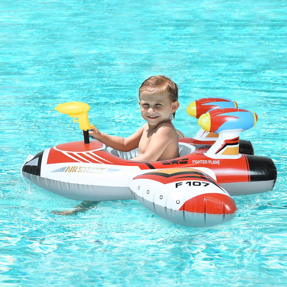 Надувной мультяшный самолет, надувные плавательные круги. Шезлонг в летних забавных надувных кругах для плавания.