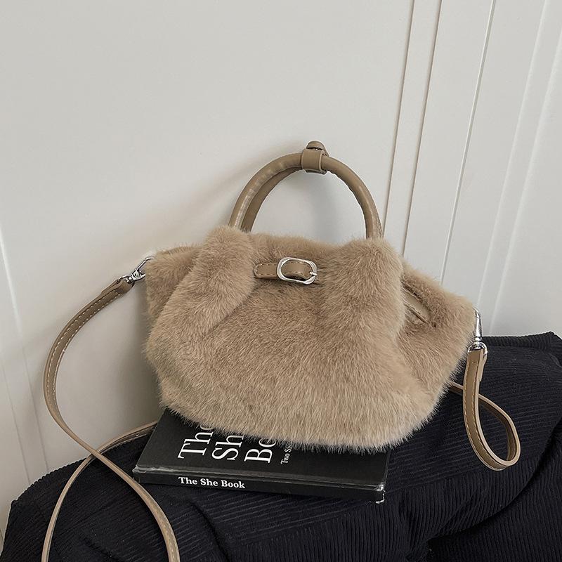 Популярная в этом году женская сумка большой вместимости 2025 новая осенне-зимняя универсальная плюшевая сумка-мессенджер повседневная портативная сумка-тоут