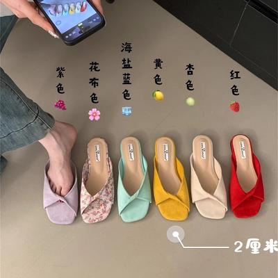 Французские маленькие прохладные тапочки на плоской подошве женская обувь носить 2025 новый летний мягкая подошва универсальные пляжные сандалии на одной перемычке