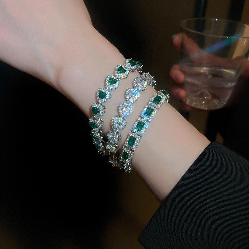 Classic heart-shaped bracelet, simple and fashionable, exquisite bracelet
