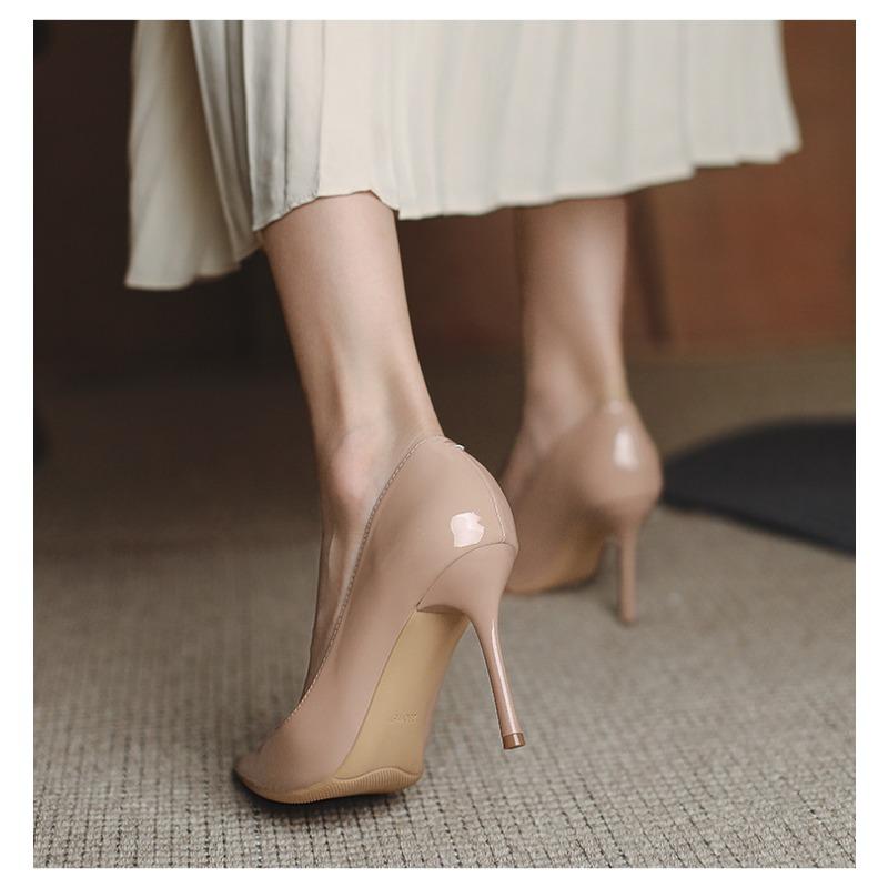 Туфли на высоком каблуке голого цвета с тонким каблуком из лакированной кожи с острым носком и неглубокой горловиной
