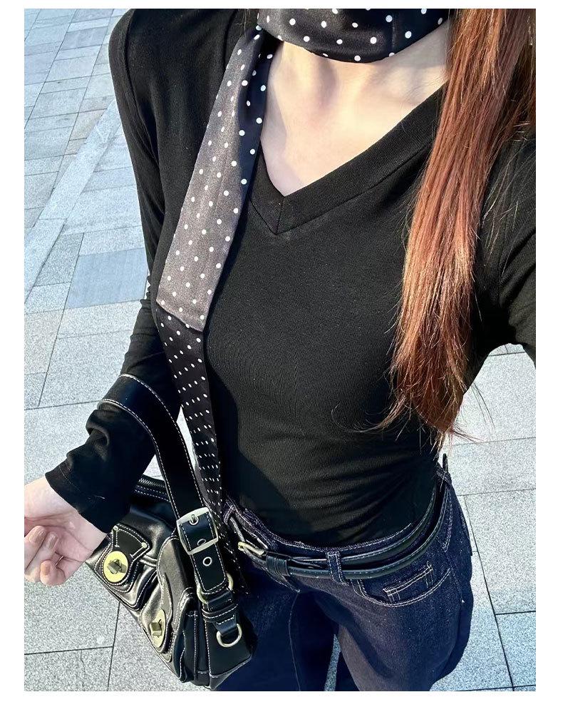 Women's Black V-Neck Slim Fit Long-Sleeve T-Shirt - Cinched Waist Korean Style for Early Autumn and Winter.