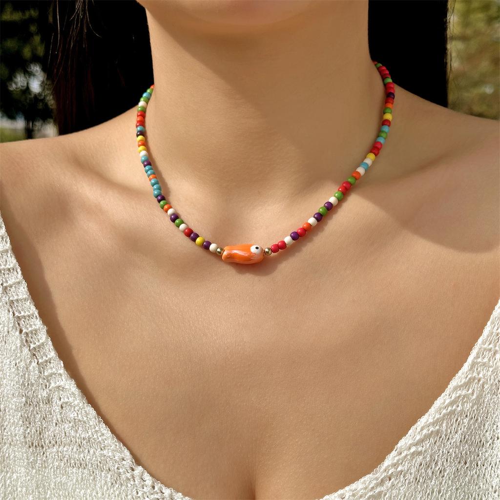 Керамическое ожерелье-подвеска в виде рыбки Gmai для женщин, многоцветные рисовые бусины с бирюзовыми акцентами, нежные украшения в виде рыбок для повседневной носки и отпуска