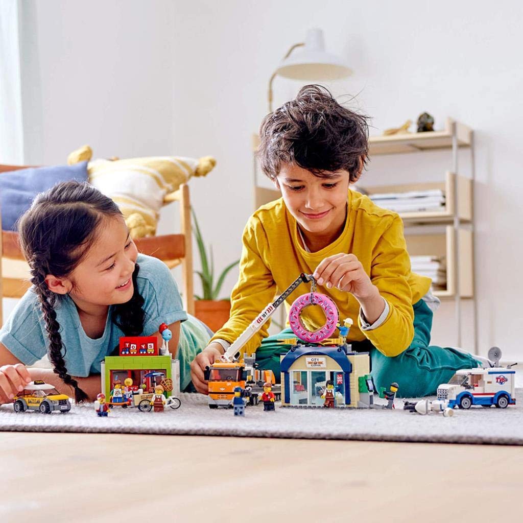 Гигантский автокран LEGO City в действии! Магазин пончиков Открытие 60233 Конструктор для мальчиков