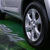 Наклейка с логотипом на колпак ступицы Toyota RAV4 (Модели 2009-2013 годов)