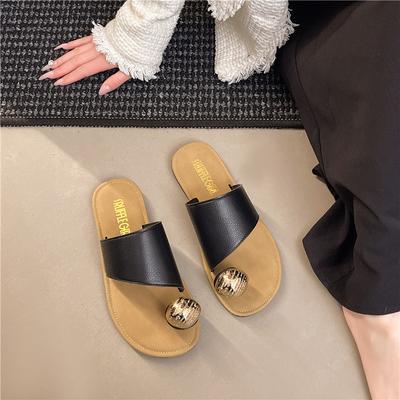 Металлические шлепанцы с пряжкой для женщин летом 2025 года, сандалии с плоской подошвой и перемычкой для пальца, пляжные сандалии на мягкой подошве