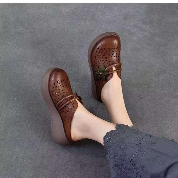 Летние полые ретро полушлепанцы из мягкой кожи женские 2025 лето новые на толстой подошве с цветком для улицы с закрытым носком