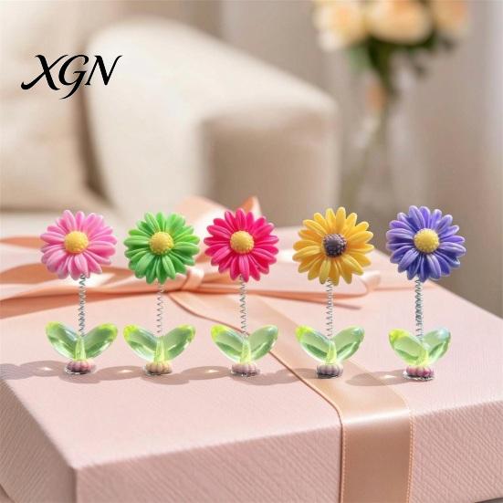Interior Car Decor Spring Wobbly Flower Dashboard Ornament, Shaking Head Sunflower Decor, Cute for Rearview Mirror And Home Office