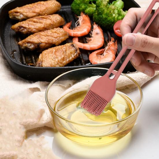 Многофункциональная силиконовая кисточка для теста с мягкой щетиной. Жаропрочная кулинарная кисточка для масляного соуса. Не содержит бисфенола А. Можно мыть в посудомоечной машине.