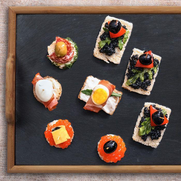 Relaxdays Plateau de service repas en bambou avec planche ardoise amovible 2 poignées cuisine HxlxP: 6 x 40,5 x 32 cm, nature