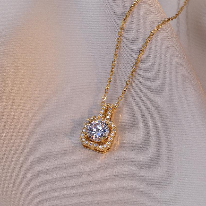 Женское ожерелье из титановой стали: Сладкий и крутой стиль с квадратной цирконовой подвеской, геометрический дизайн, легкая роскошь и новый стиль. КЛЕ