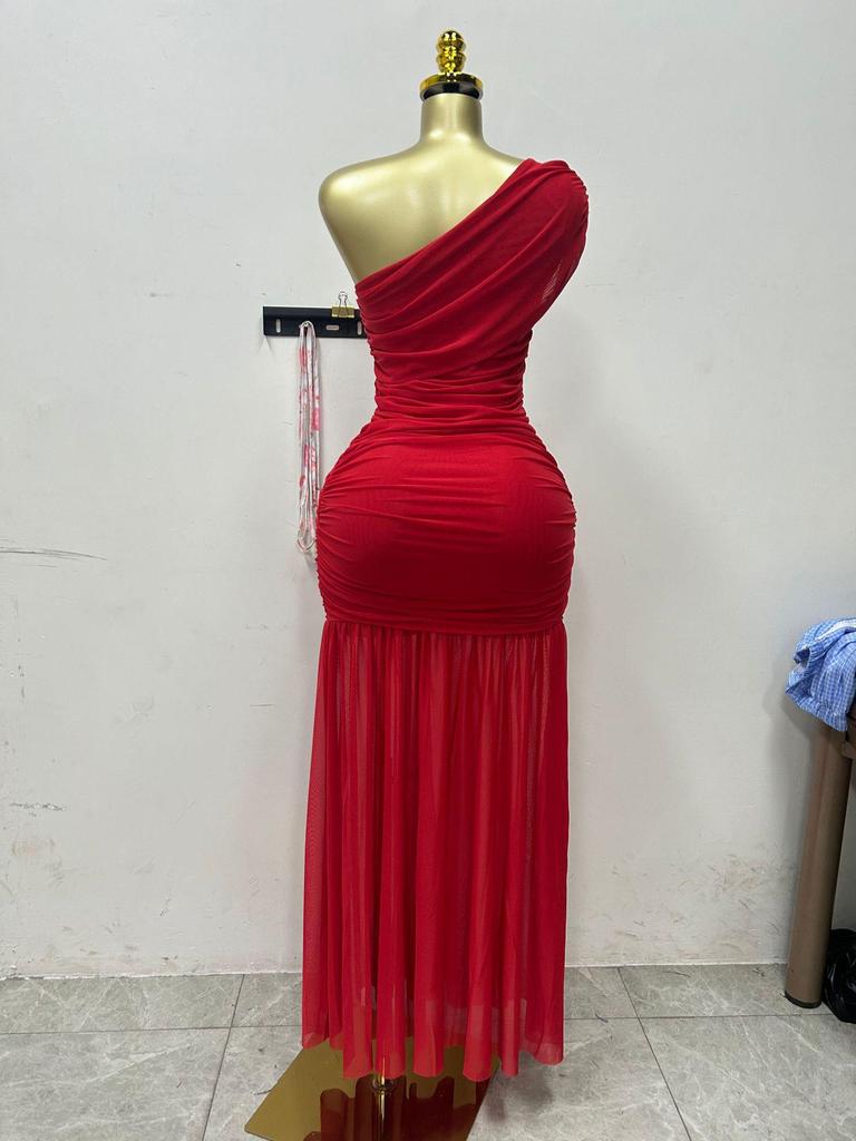 Весна 2025 Женское однотонное платье без рукавов асимметричного кроя с драпировкой