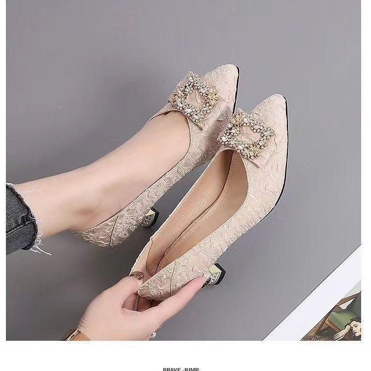 Острый носок на толстом каблуке с высоким каблуком Новые тонкие туфли с квадратными пуговицами и кристаллами Женская обувь Модные женские свадебные туфли с неглубокой подошвой