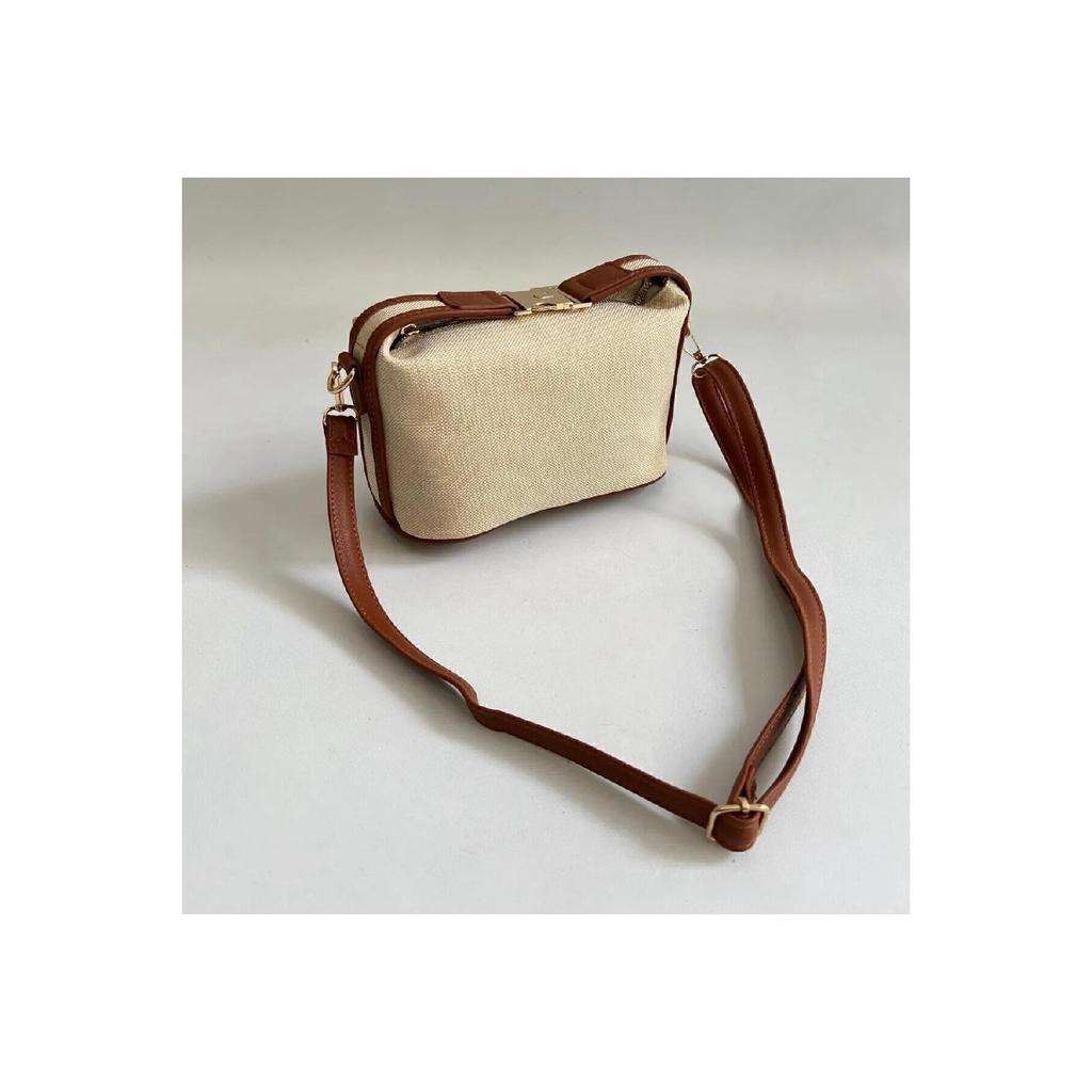 Deel Model Hand And Women's Shoulder Bag