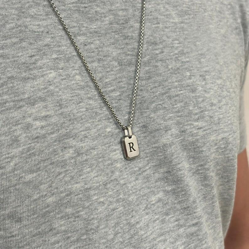 Стильное ожерелье с 26 буквами для мужчин, водонепроницаемое ожерелье с квадратной подвеской из нержавеющей стали, ожерелья с инициалами алфавита, подарки