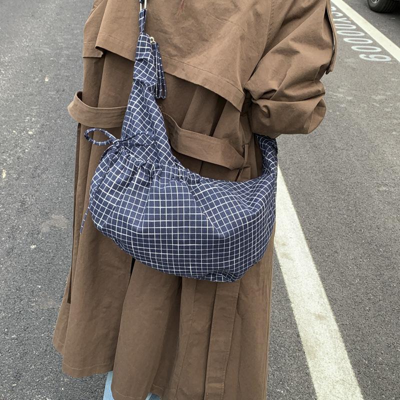 Korean version of fashion plaid shoulder bag 2025 new large-capacity retro commuter messenger bag niche foreign style dumpling bag