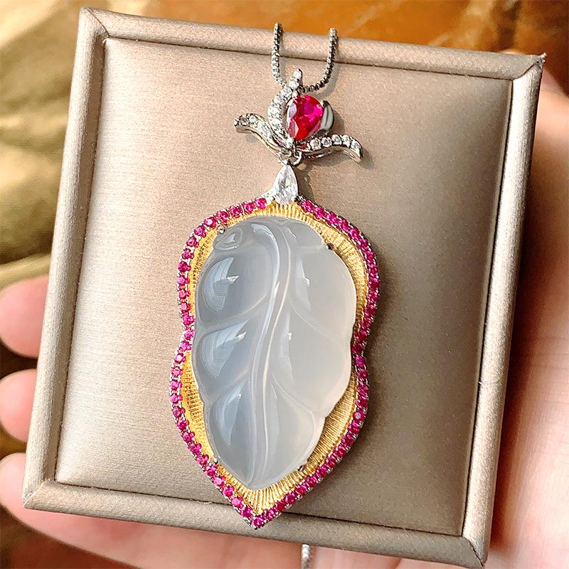 Новая китайская ювелирная мода Легкая роскошь Листья Имитация зеленого халцедона Белый халцедон Национальный стиль Ожерелье с листом Красный корунд