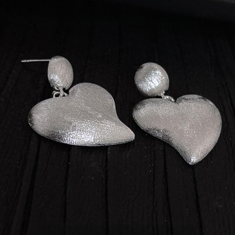 Блестящие серьги из матового шелка с песочным напылением, серьги в форме персикового сердца, модные и персонализированные новогодние украшения для ушей