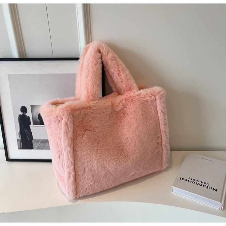 Новая плюшевая женская сумка 2024 года, модная большая вместительная женская сумка через плечо, простая и универсальная плюшевая переносная сумка-тоут