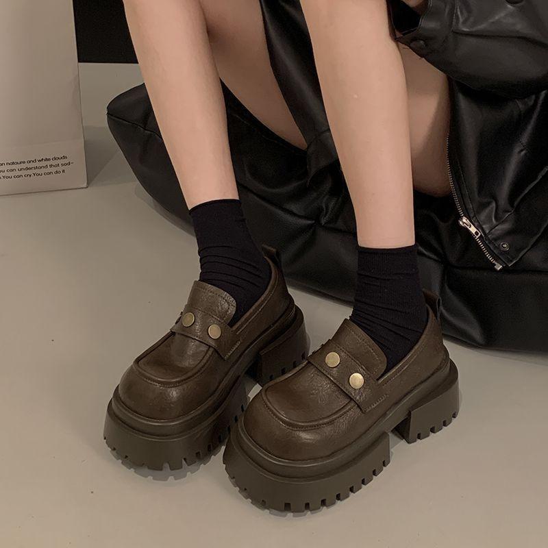 Женская новинка осени и зимы 2025 года с юбками и небольшими кожаными туфлями, толстыми каблуками и толстой подошвой для увеличения высоты универсальных черных лоферов.