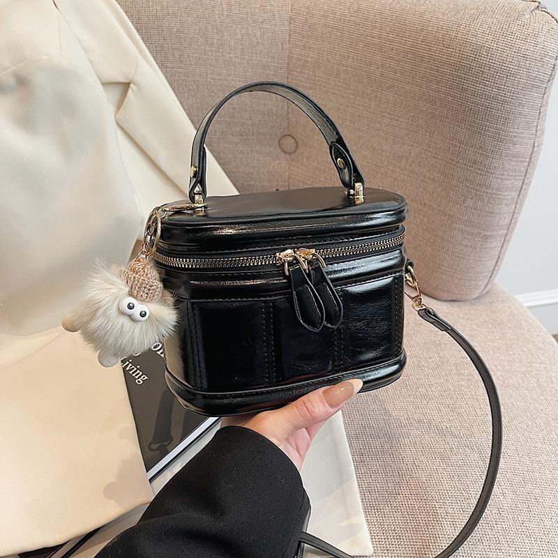 Оптовая сумка-мессенджер универсальная маленькая сумка женская 2025 весна новая нишевая высококлассная сумка через плечо портативная сумка-коробка