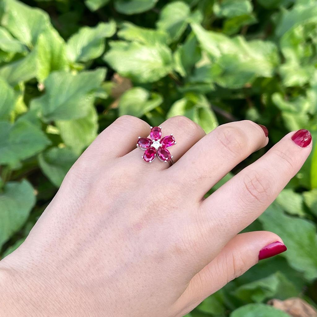 Пленительное серебряное кольцо с рубиновым цветком - Изысканный цветочный дизайн для незабываемого стиля - Модное серебряное кольцо с рубином для женщин