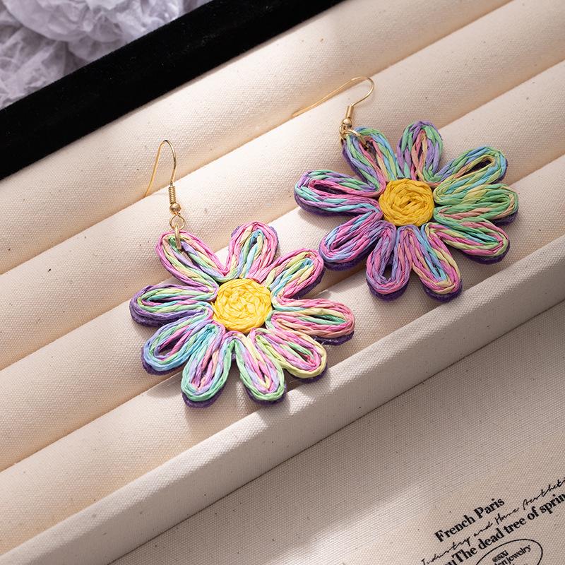 Summer Hand-woven Daisy Earrings Beach Resort-style Raffia Contrasting Flower Earrings